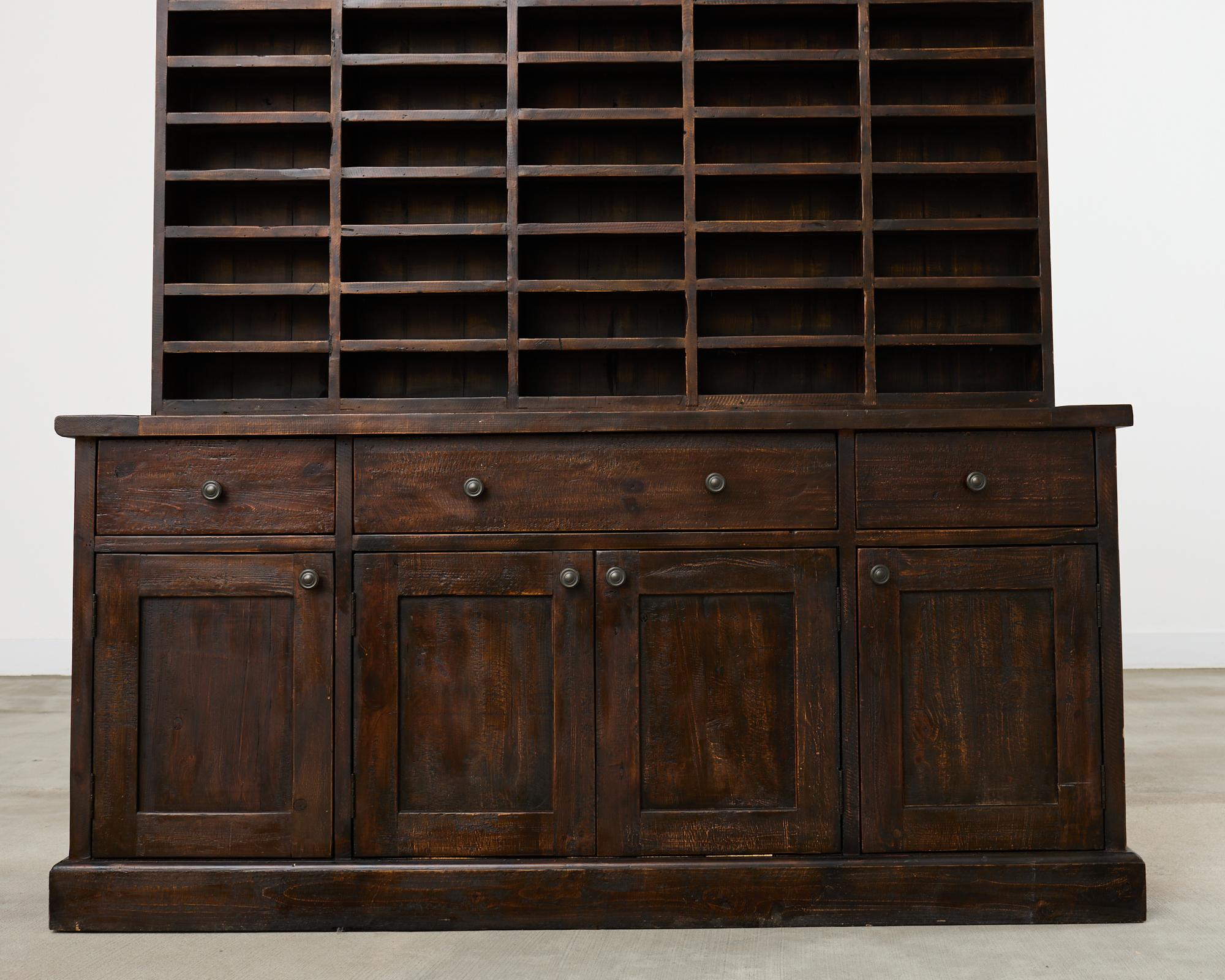 Timothy Oulton Design Englischer Winzerschrank aus Altholz (Kiefernholz) im Angebot