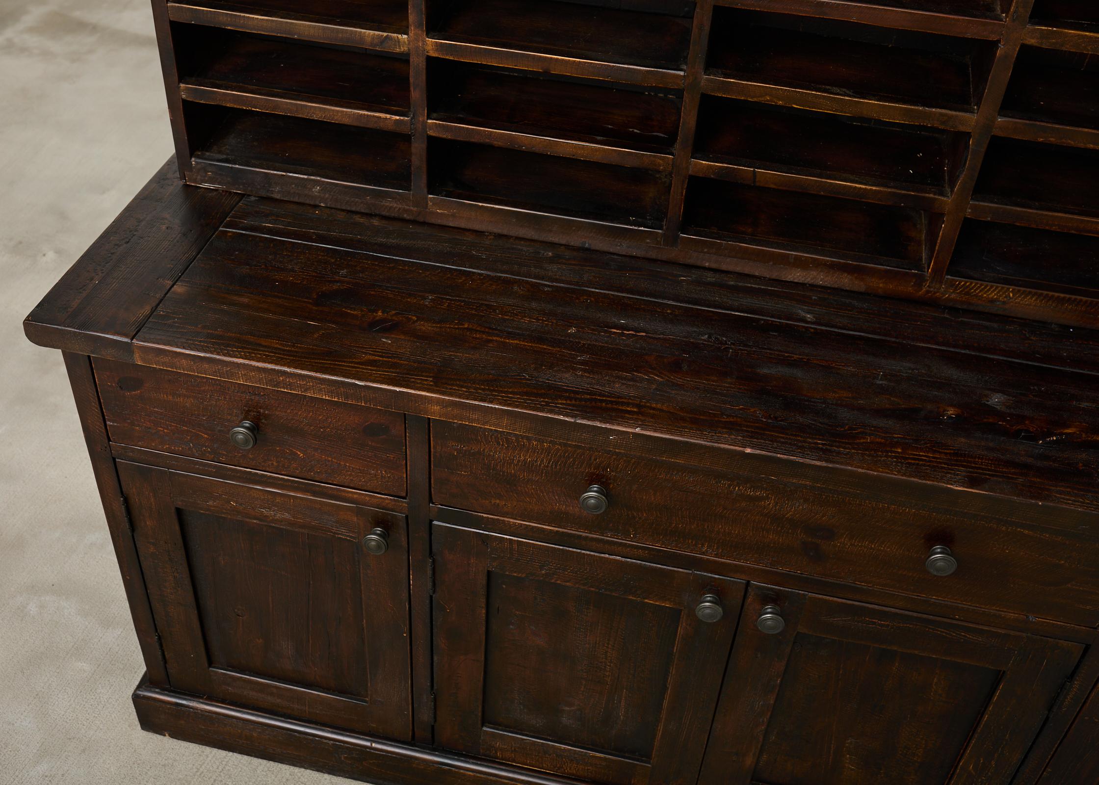 Timothy Oulton Design Englischer Winzerschrank aus Altholz im Angebot 1