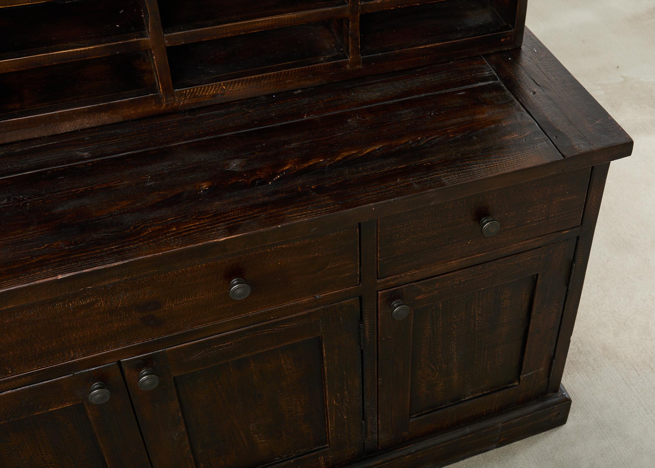 Timothy Oulton Design Englischer Winzerschrank aus Altholz im Angebot 2
