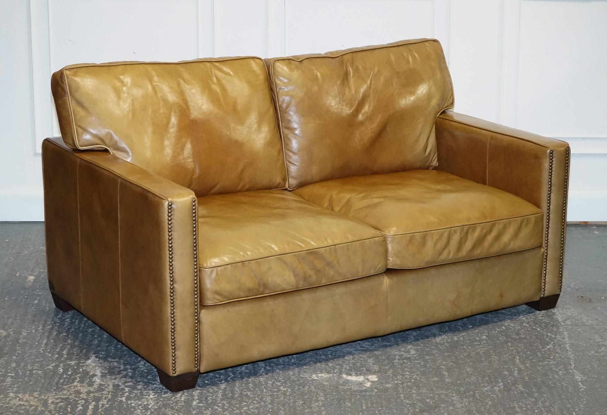 
Antiquités de Londres

Nous sommes ravis d'offrir à la vente ce magnifique canapé en cuir deux places Timothy Oulton Viscount Tan.

Un canapé très bien fait et solide, très confortable et élégant. Veuillez noter qu'il y a une légère décoloration
