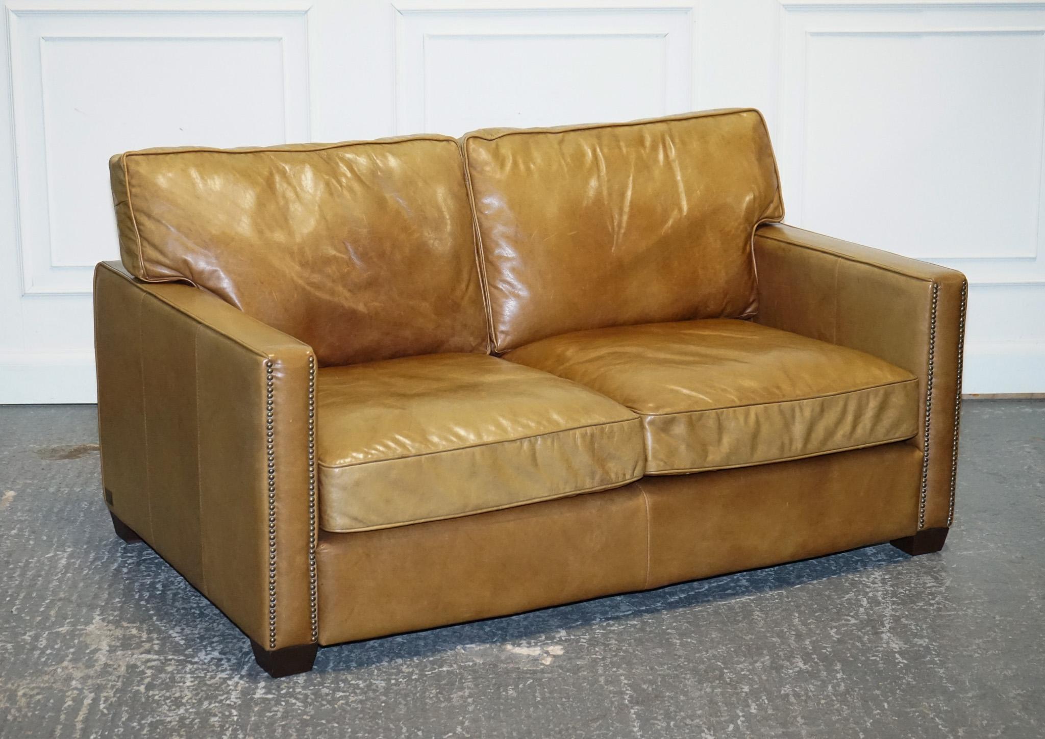
Antiquités de Londres

Nous sommes ravis d'offrir à la vente ce magnifique canapé en cuir deux places Timothy Oulton Viscount Tan.

Il s'agit d'un canapé très bien fait et solide, très confortable et élégant. Veuillez noter que le cuir se décolore