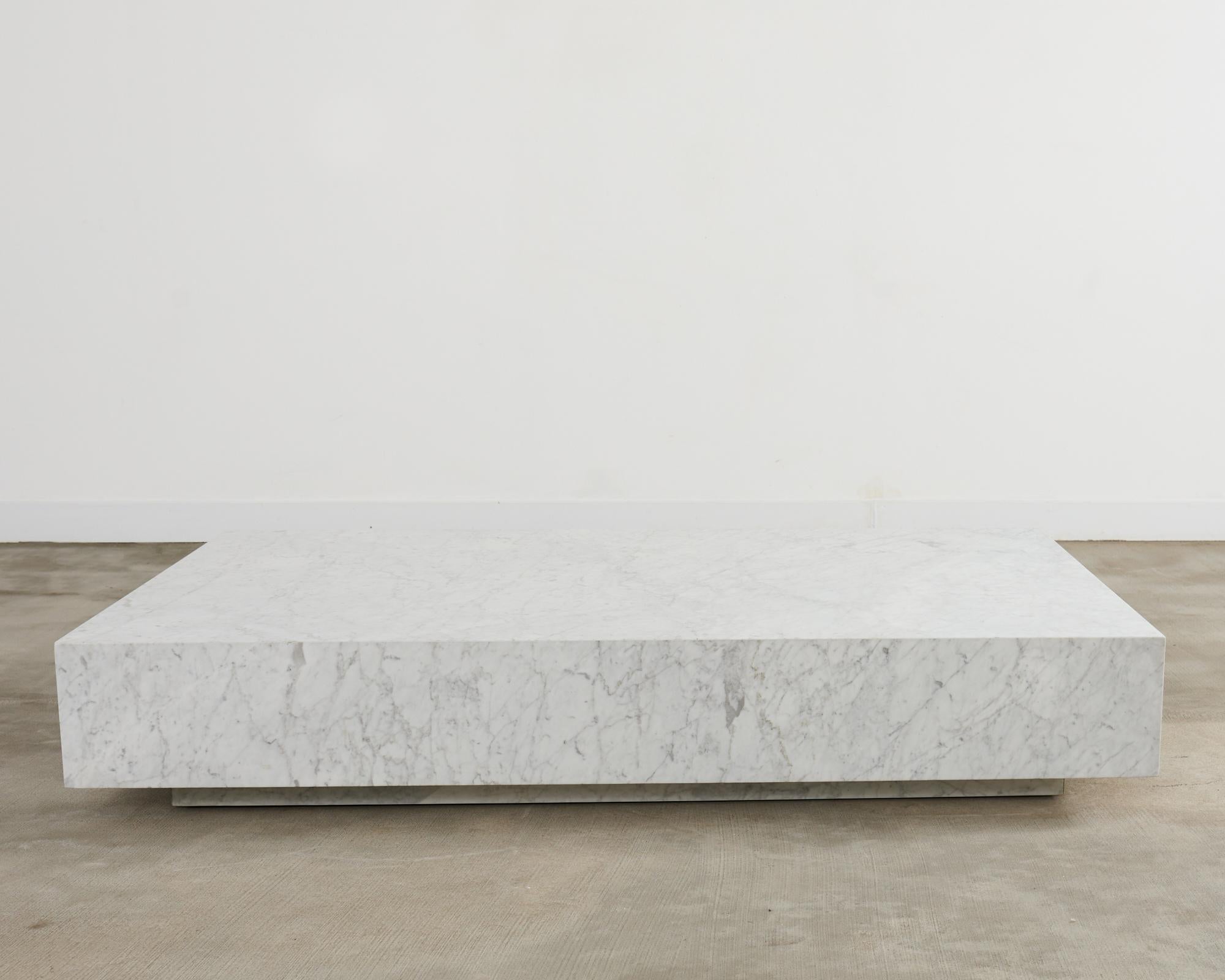 Moderno Timothy Oulton Tavolo da Cocktail Monumentale Galleggiante in Marmo di Carrara in vendita