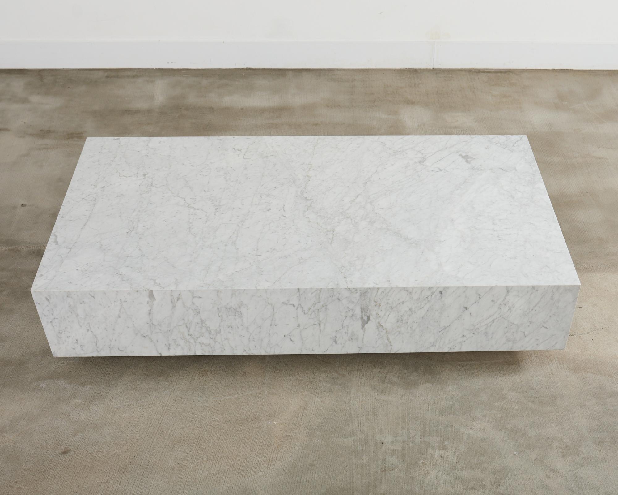 XXI secolo e contemporaneo Timothy Oulton Tavolo da Cocktail Monumentale Galleggiante in Marmo di Carrara in vendita