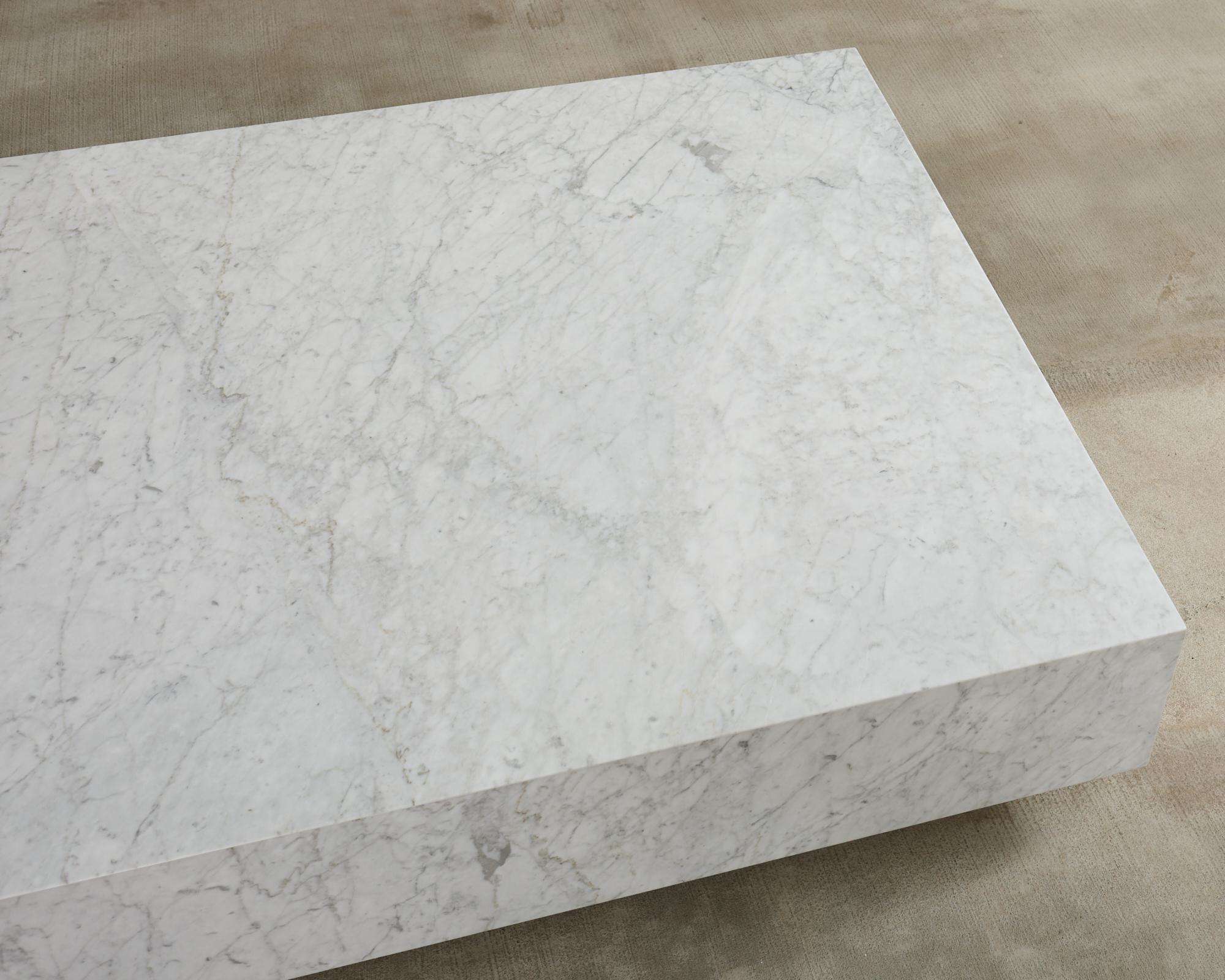 Timothy Oulton Tavolo da Cocktail Monumentale Galleggiante in Marmo di Carrara in vendita 3