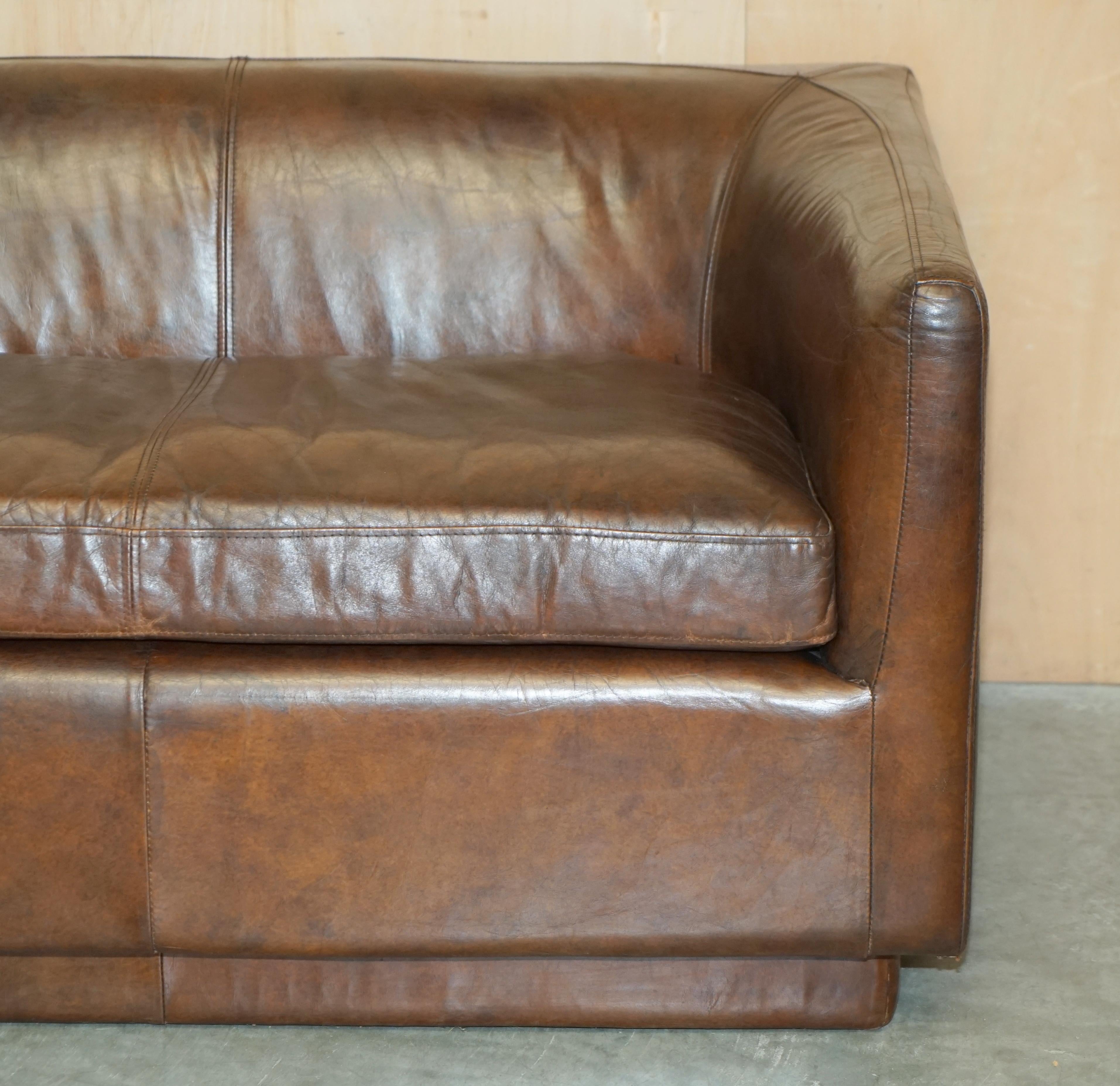 TIMOTHY OULTON ViNTAGE AGED BROWN HERITAGE 134CM WIDE SOFA STUNNING PATINA For Sale 2