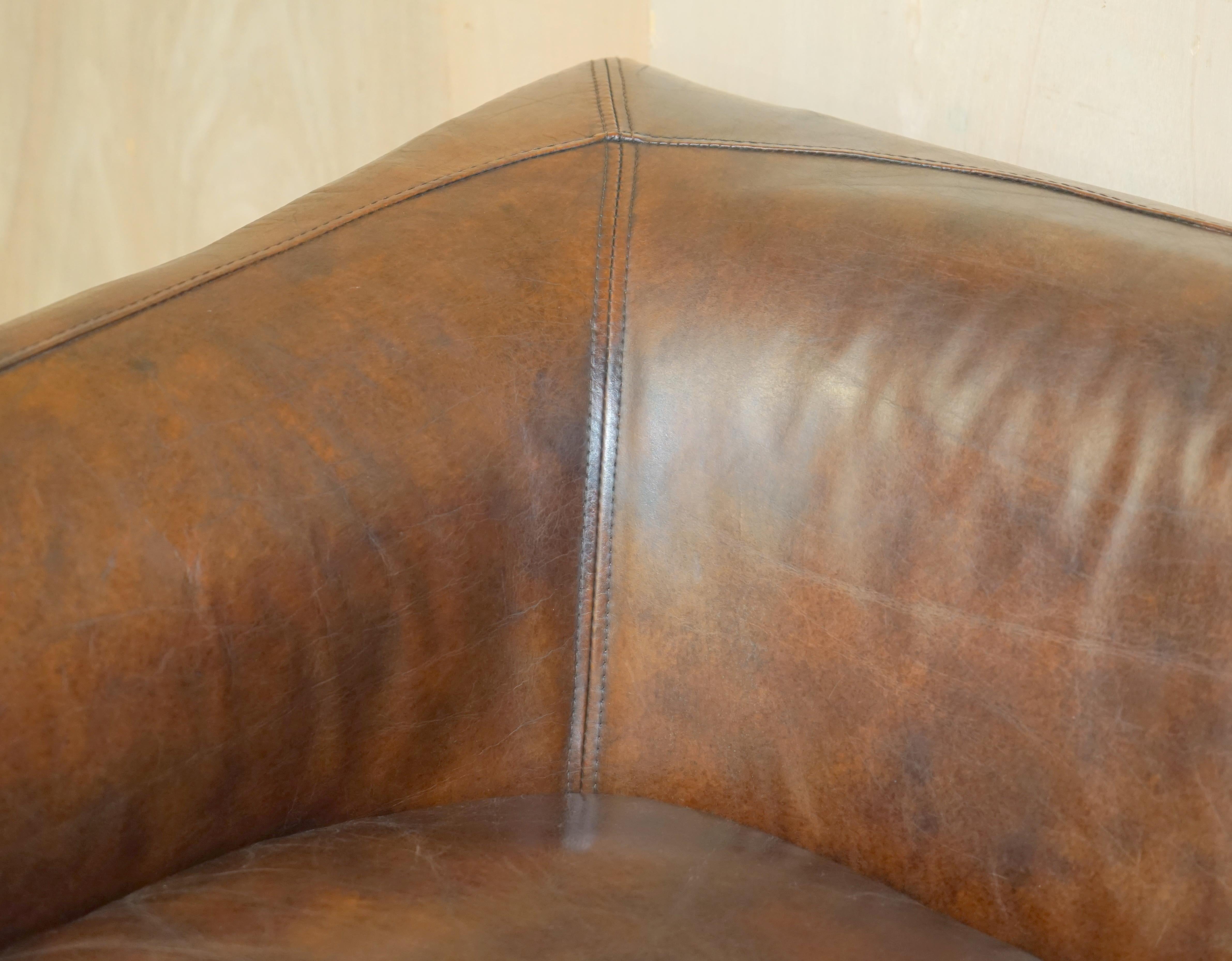 TIMOTHY OULTON ViNTAGE AGED BROWN HERITAGE SOFA DE 134CM DE ANCHO PATINA IMPRESIONANTE Hecho a mano en venta