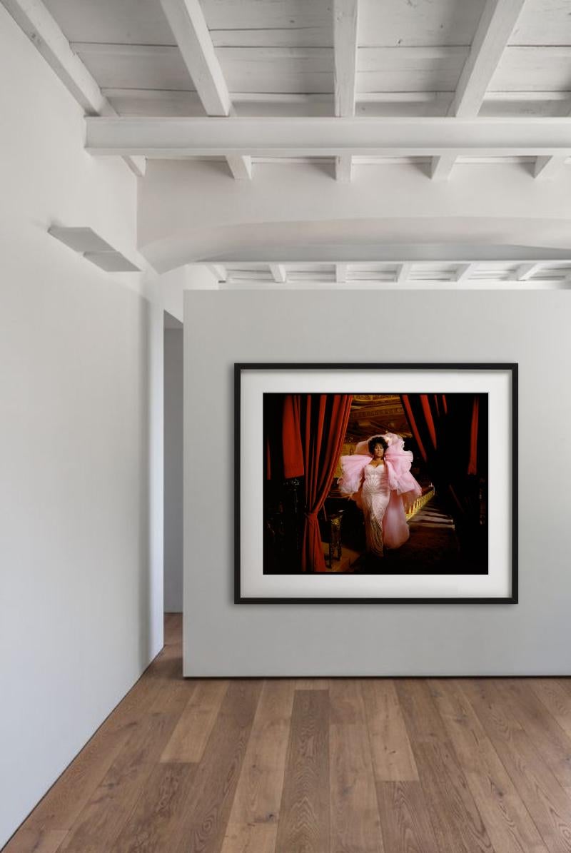 Aretha Franklin, Vestido rosa - Retrato en bata, Fotografía artística en venta 5
