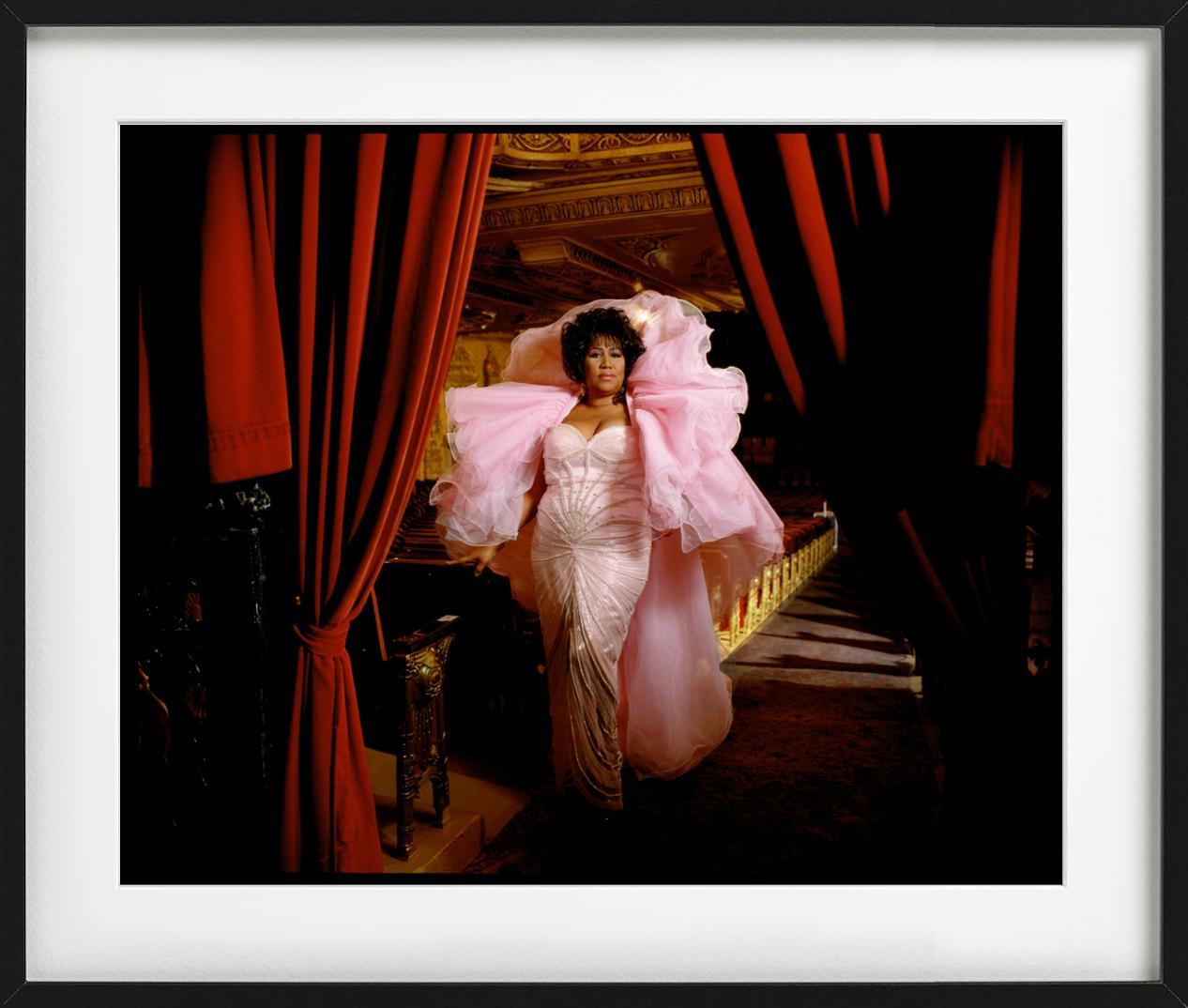 Aretha Franklin, Vestido rosa - Retrato en bata, Fotografía artística - Photograph de Timothy White