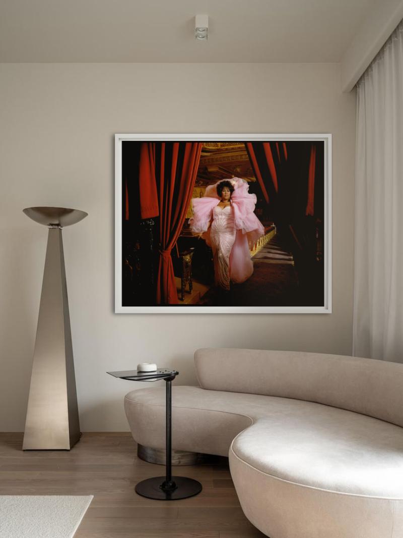 Aretha Franklin, Vestido rosa - Retrato en bata, Fotografía artística - Photograph Contemporáneo de Timothy White