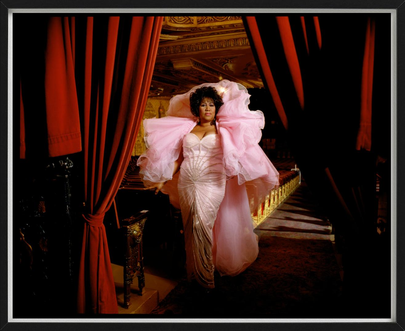 Aretha Franklin, Vestido rosa - Retrato en bata, Fotografía artística - Figurative Photograph Negro de Timothy White