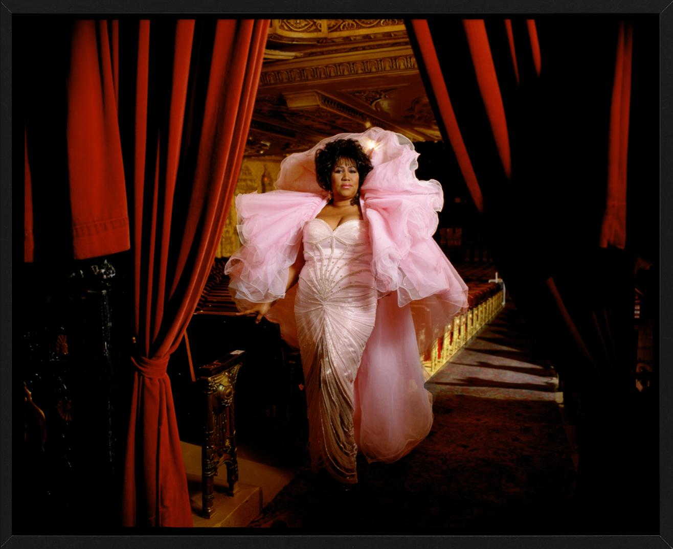 Una fotografía de la legendaria Aretha Franklin con un vestido rosa entre cortinas rojas de terciopelo, por Timothy White.

Todas las impresiones son de edición limitada. Disponible en varios tamaños. Enmarcado de alta gama a petición.

Todas las