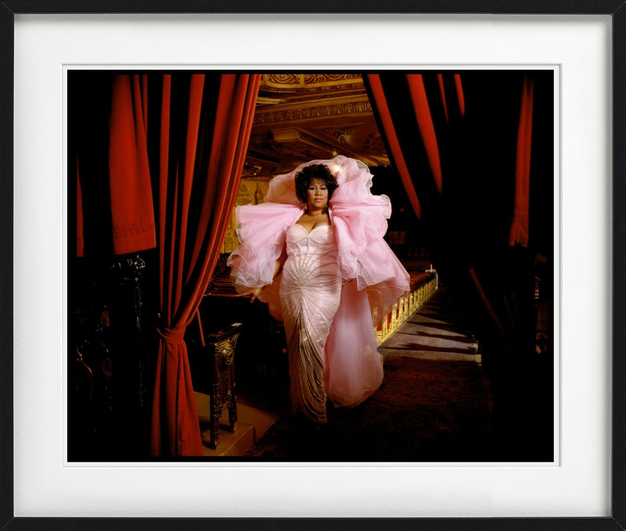 Aretha Franklin, Vestido rosa - Retrato en bata, Fotografía artística en venta 1