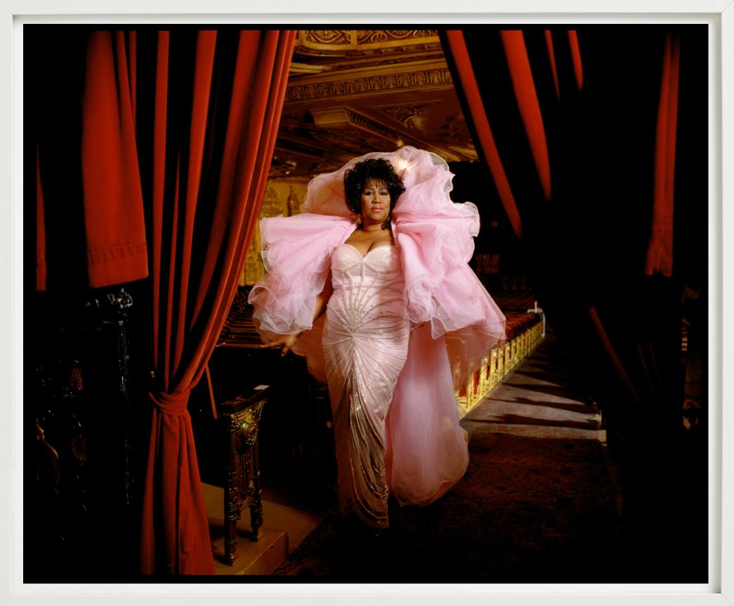 Aretha Franklin, Vestido rosa - Retrato en bata, Fotografía artística en venta 2