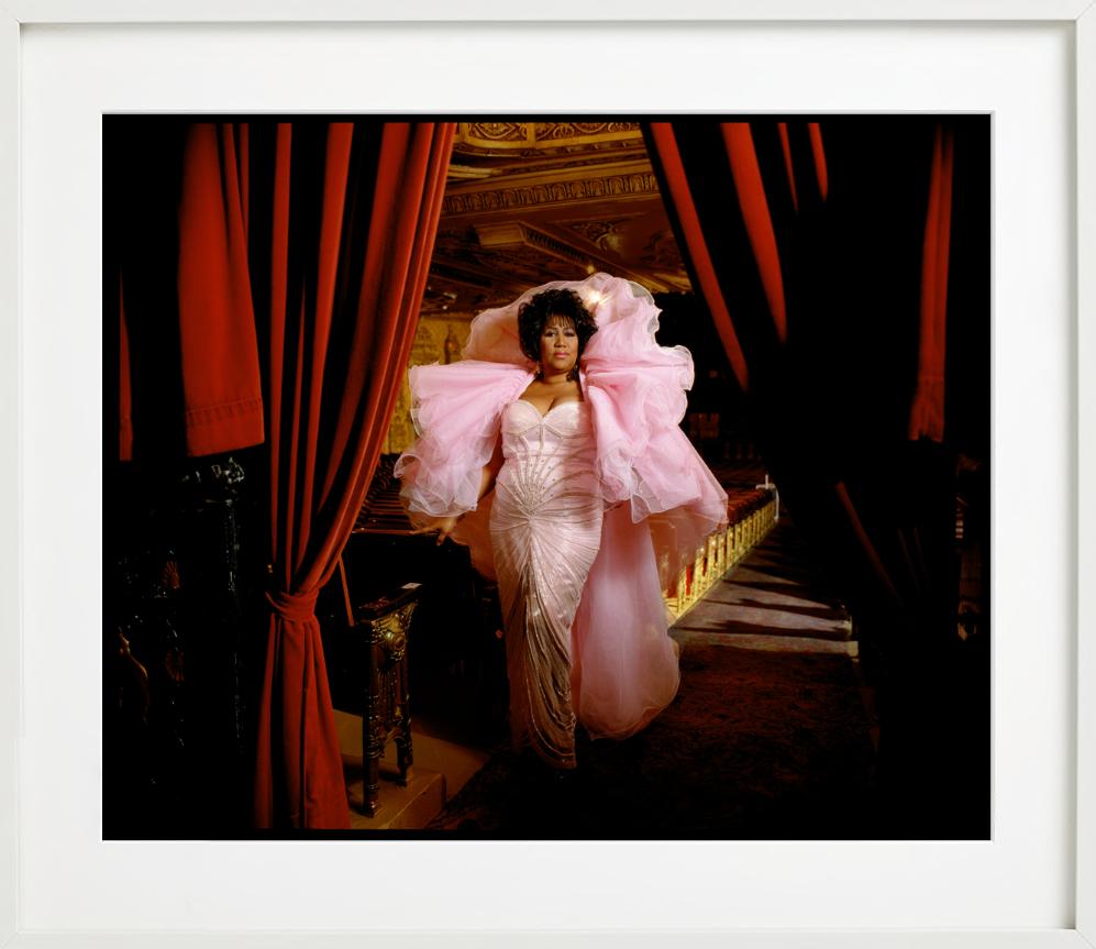 Aretha Franklin, Vestido rosa - Retrato en bata, Fotografía artística en venta 3