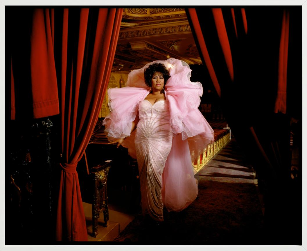 Aretha Franklin, Vestido rosa - Retrato en bata, Fotografía artística en venta 4