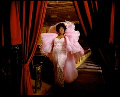 Aretha Franklin, Vestido rosa - Retrato en bata, Fotografía artística