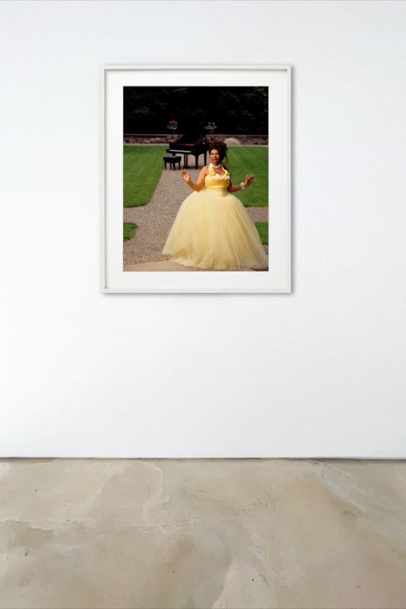 Aretha Franklin - Ritratto in abito giallo in un giardino, Diptych Fine Arts Photography in vendita 7