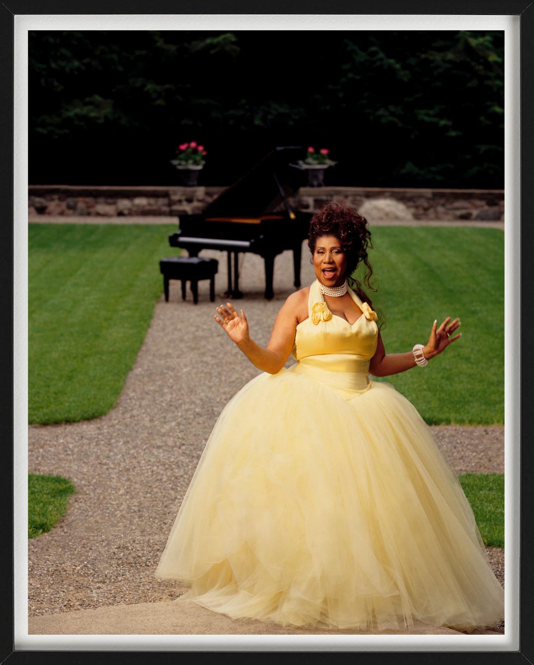 Aretha Franklin - Ritratto in abito giallo in un giardino, Diptych Fine Arts Photography - Color Photograph Nero di Timothy White