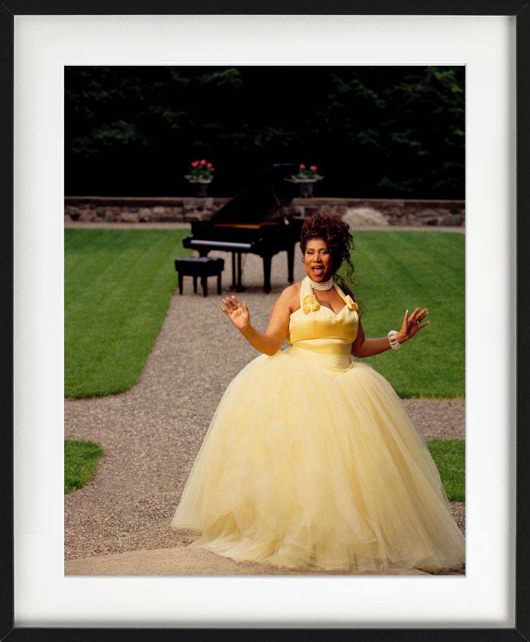 Aretha Franklin - Ritratto in abito giallo in un giardino, Diptych Fine Arts Photography in vendita 1