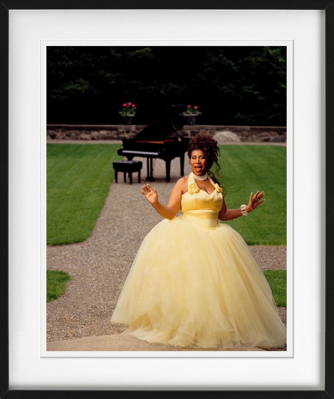 Aretha Franklin - Ritratto in abito giallo in un giardino, Diptych Fine Arts Photography in vendita 2