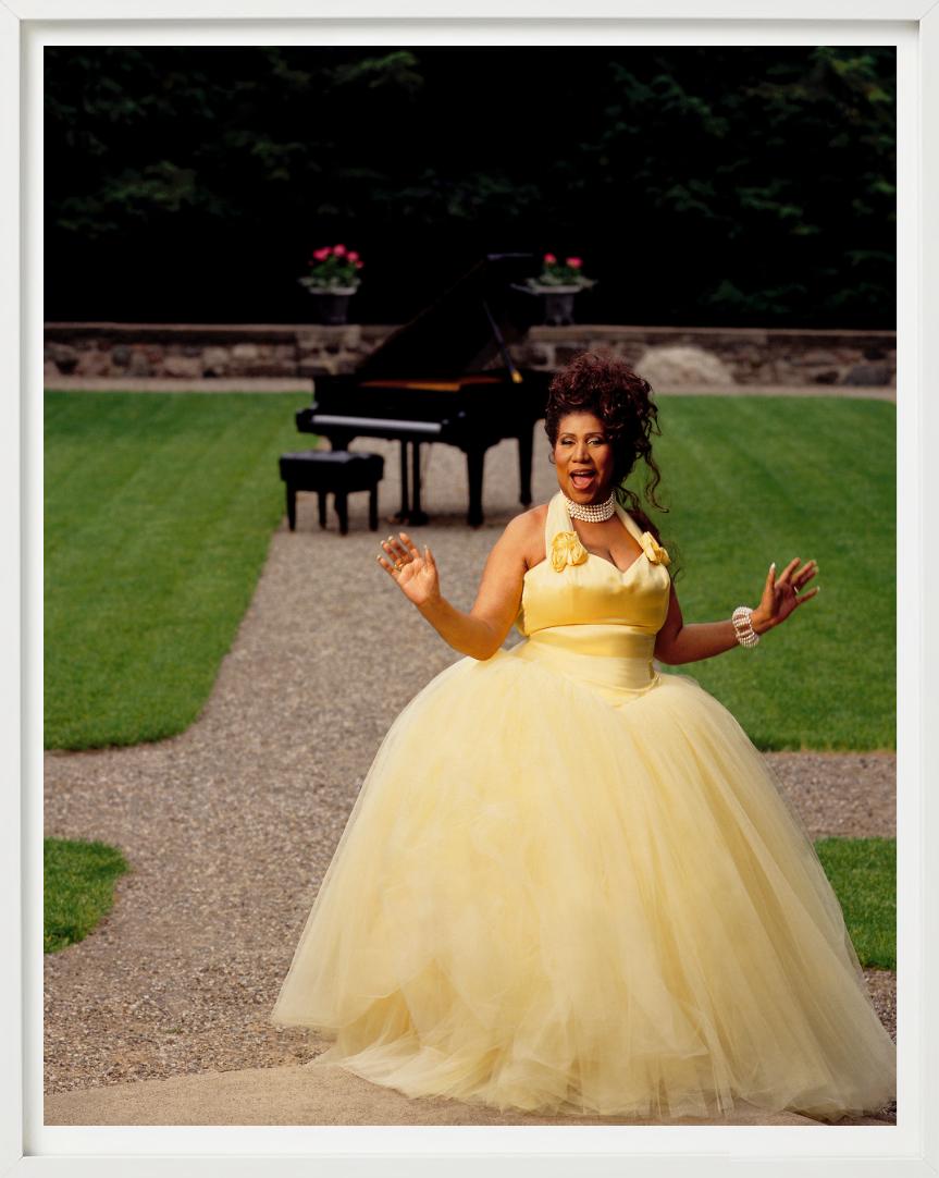 Aretha Franklin - Ritratto in abito giallo in un giardino, Diptych Fine Arts Photography in vendita 4