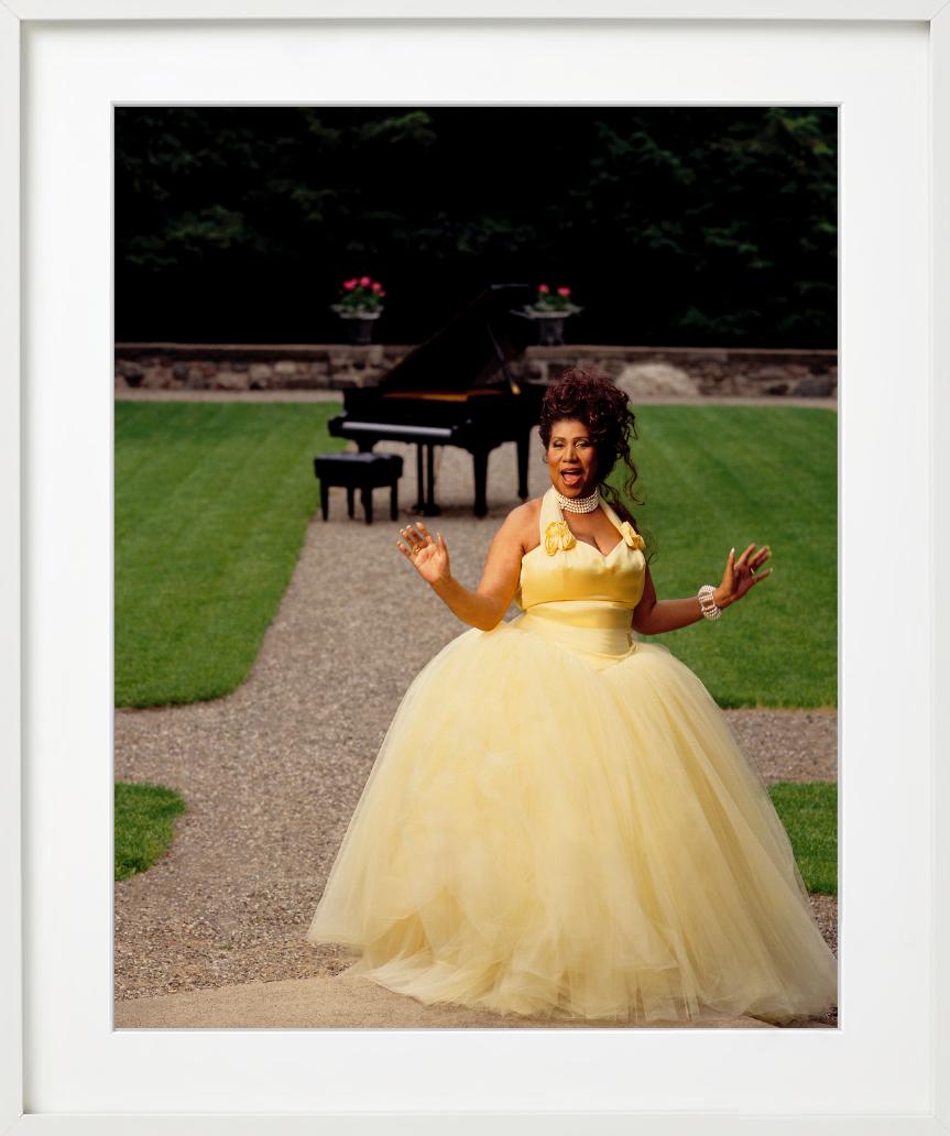 Aretha Franklin - Ritratto in abito giallo in un giardino, Diptych Fine Arts Photography in vendita 5