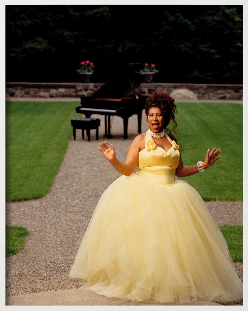Aretha Franklin - Ritratto in abito giallo in un giardino, Diptych Fine Arts Photography in vendita 6