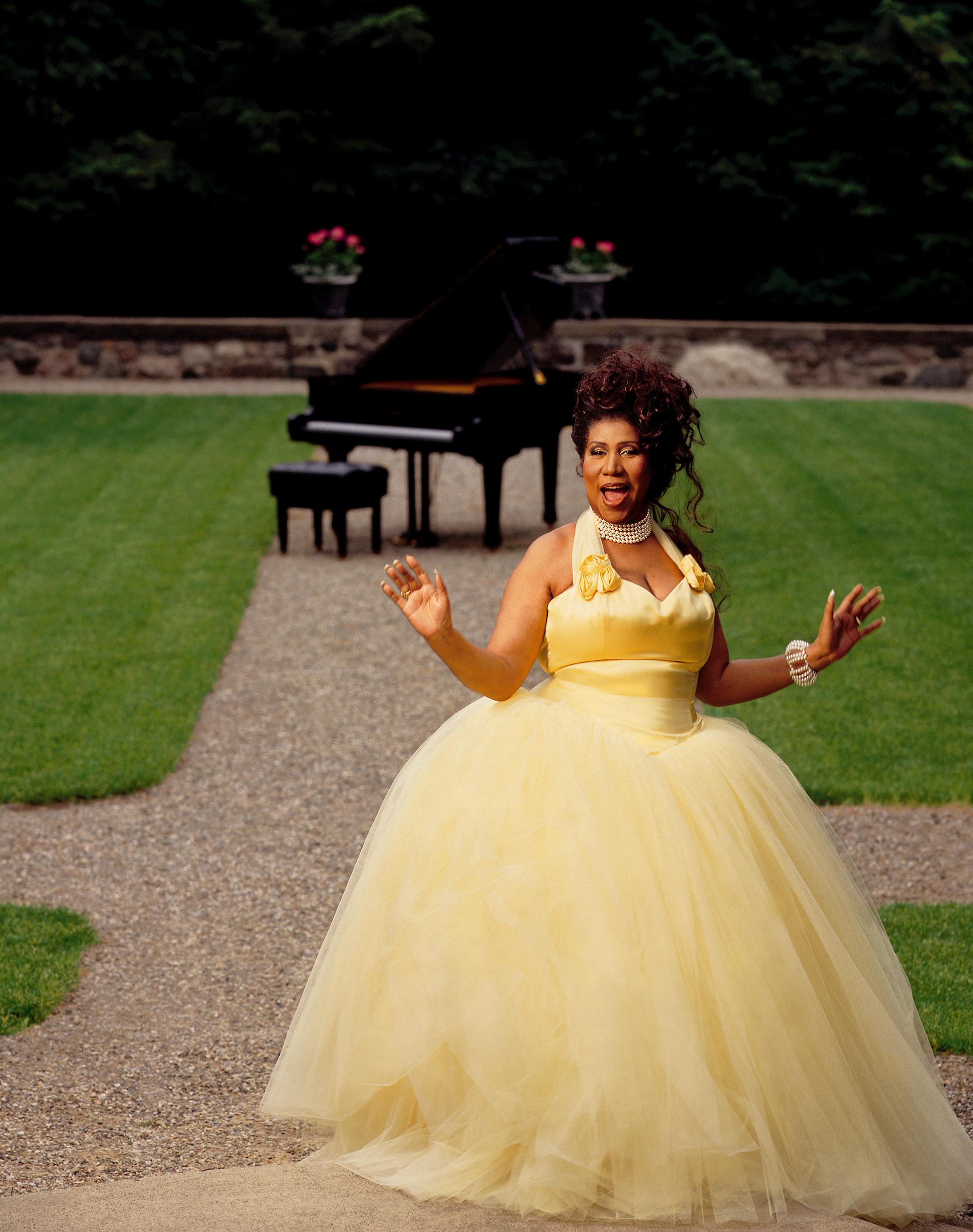 Color Photograph di Timothy White - Aretha Franklin - Ritratto in abito giallo in un giardino, Diptych Fine Arts Photography
