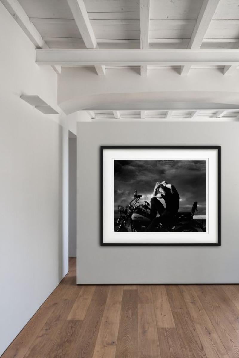 Bon Art - Coucher de soleil à moto, Photographie Fine Art - Noir Black and White Photograph par Timothy White