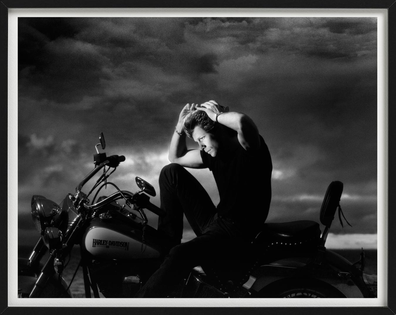 Bon Jovi au coucher du soleil sur une moto, par Timothy Whiting.

Tous les tirages sont en édition limitée. Disponible en plusieurs tailles. Encadrement haut de gamme sur demande.

Toutes les impressions sont réalisées et signées par l'artiste. Le