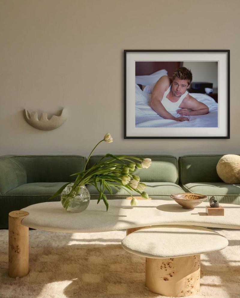 Brad Pitt en la cama - Retrato íntimo del actor, Fotografía artística en venta 5