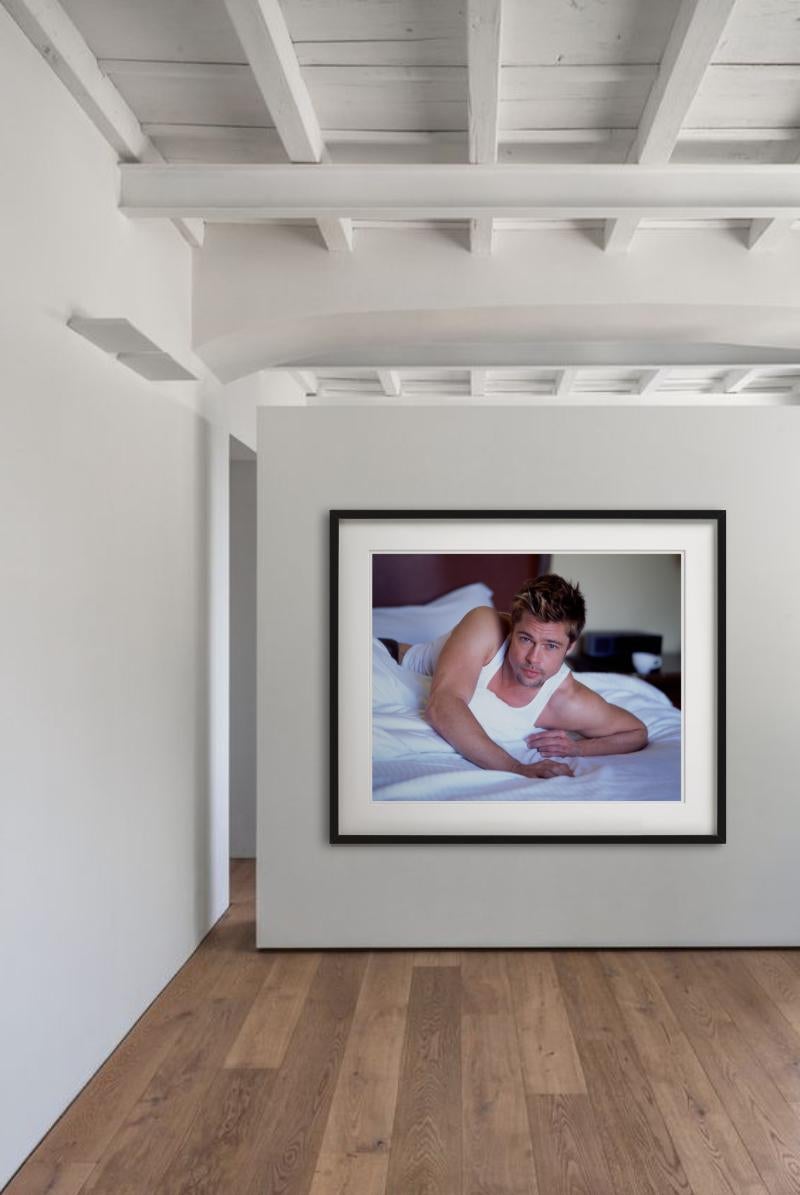 Brad Pitt en la cama - Retrato íntimo del actor, Fotografía artística - Photograph Contemporáneo de Timothy White