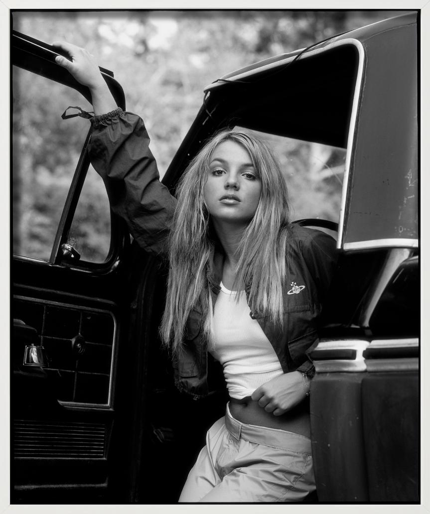 Britney Spears, Schwarz-Weiß-Porträt mit Auto, Kunstfotografie im Angebot 6