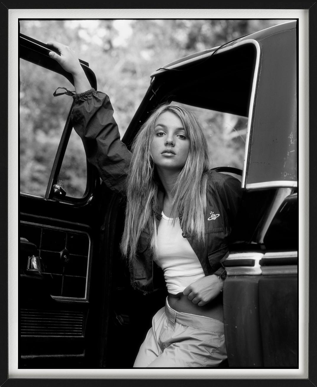 Britney Spears, Schwarz-Weiß-Porträt mit Auto, Kunstfotografie – Photograph von Timothy White