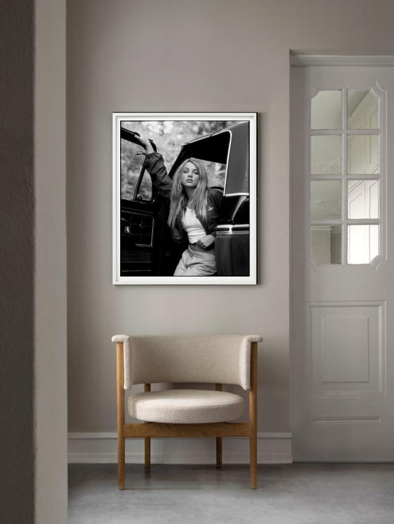 Britney Spears, Schwarz-Weiß-Porträt mit Auto, Kunstfotografie (Zeitgenössisch), Photograph, von Timothy White