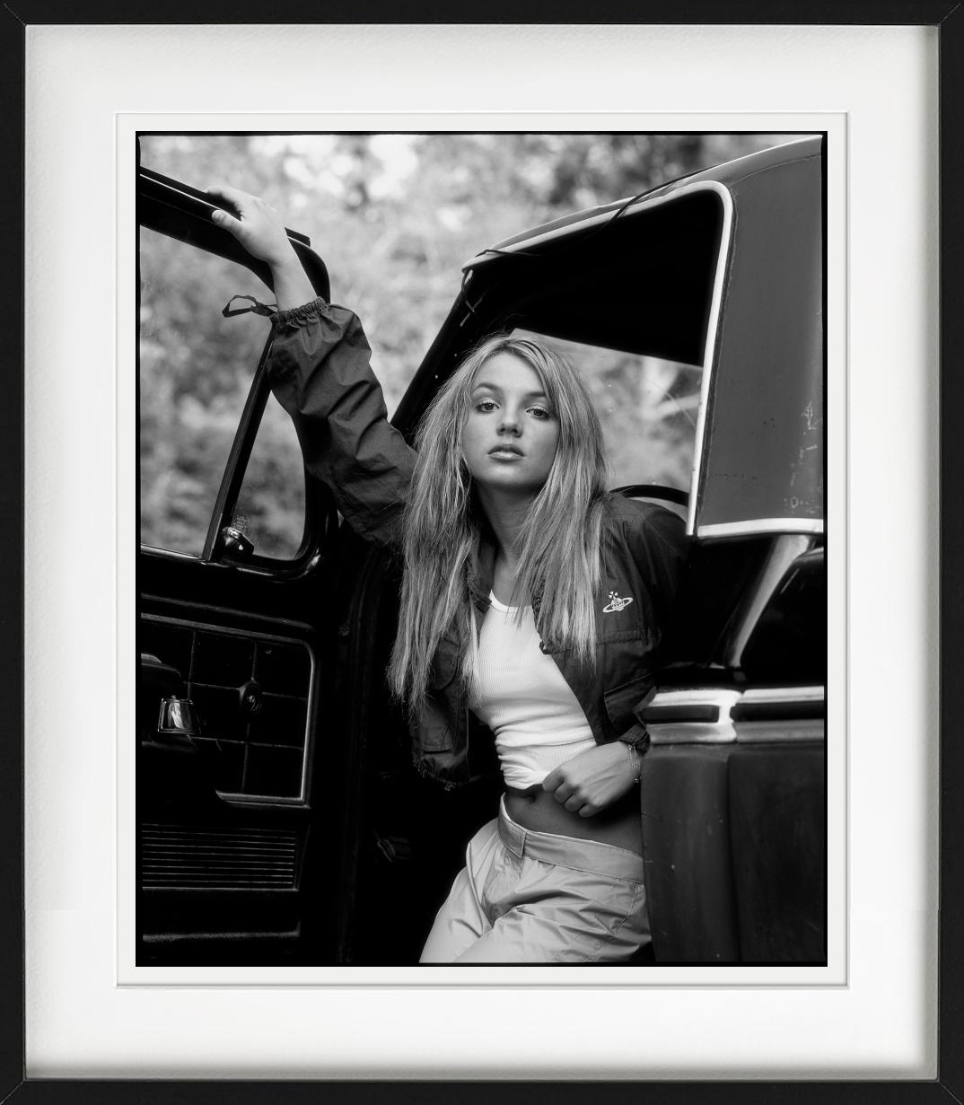 Britney Spears, Schwarz-Weiß-Porträt mit Auto, Kunstfotografie im Angebot 1