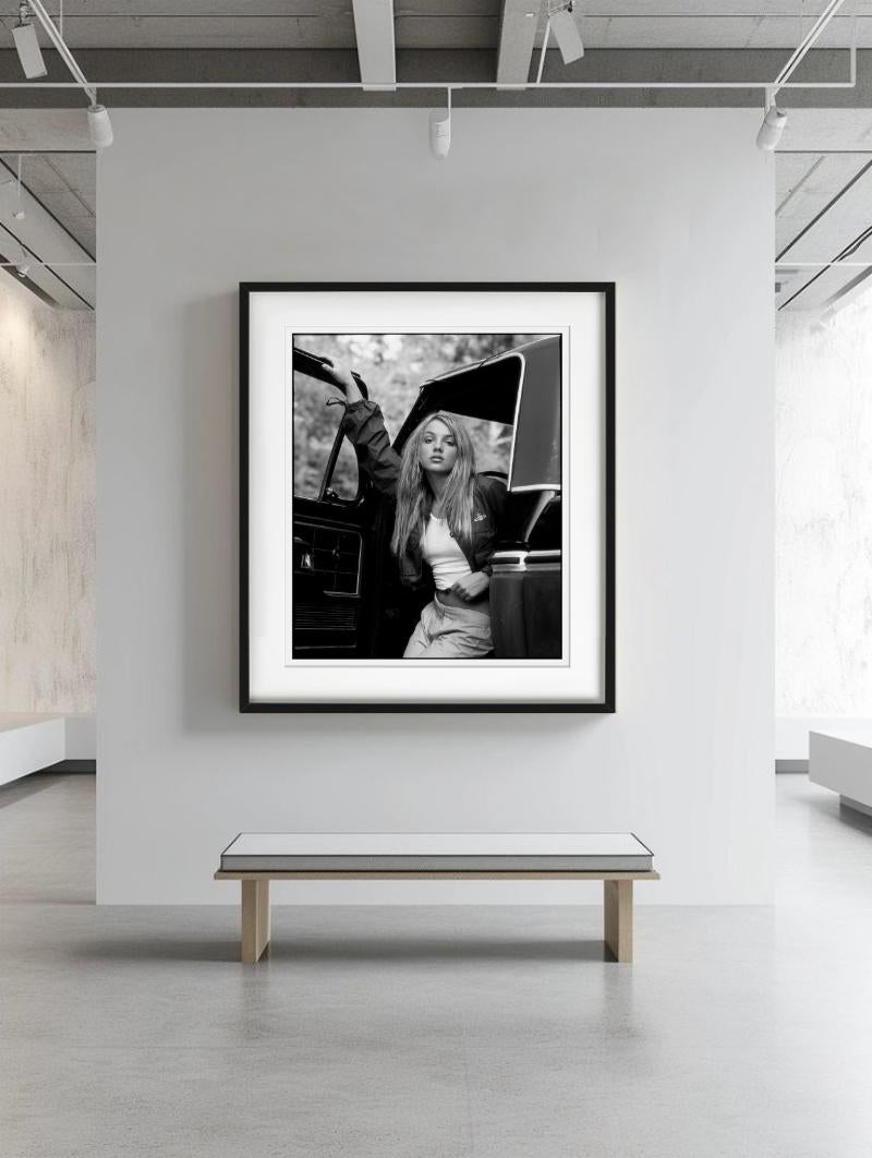 Britney Spears, Schwarz-Weiß-Porträt mit Auto, Kunstfotografie im Angebot 3