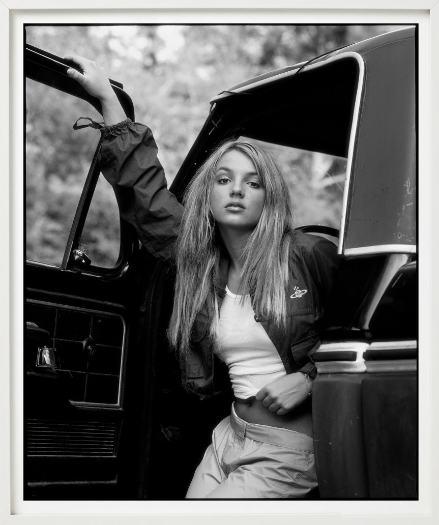 Britney Spears, Schwarz-Weiß-Porträt mit Auto, Kunstfotografie im Angebot 4