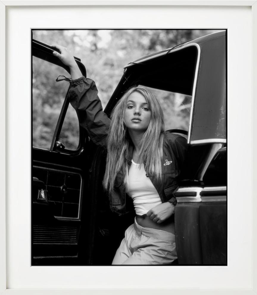 Britney Spears, Schwarz-Weiß-Porträt mit Auto, Kunstfotografie im Angebot 5