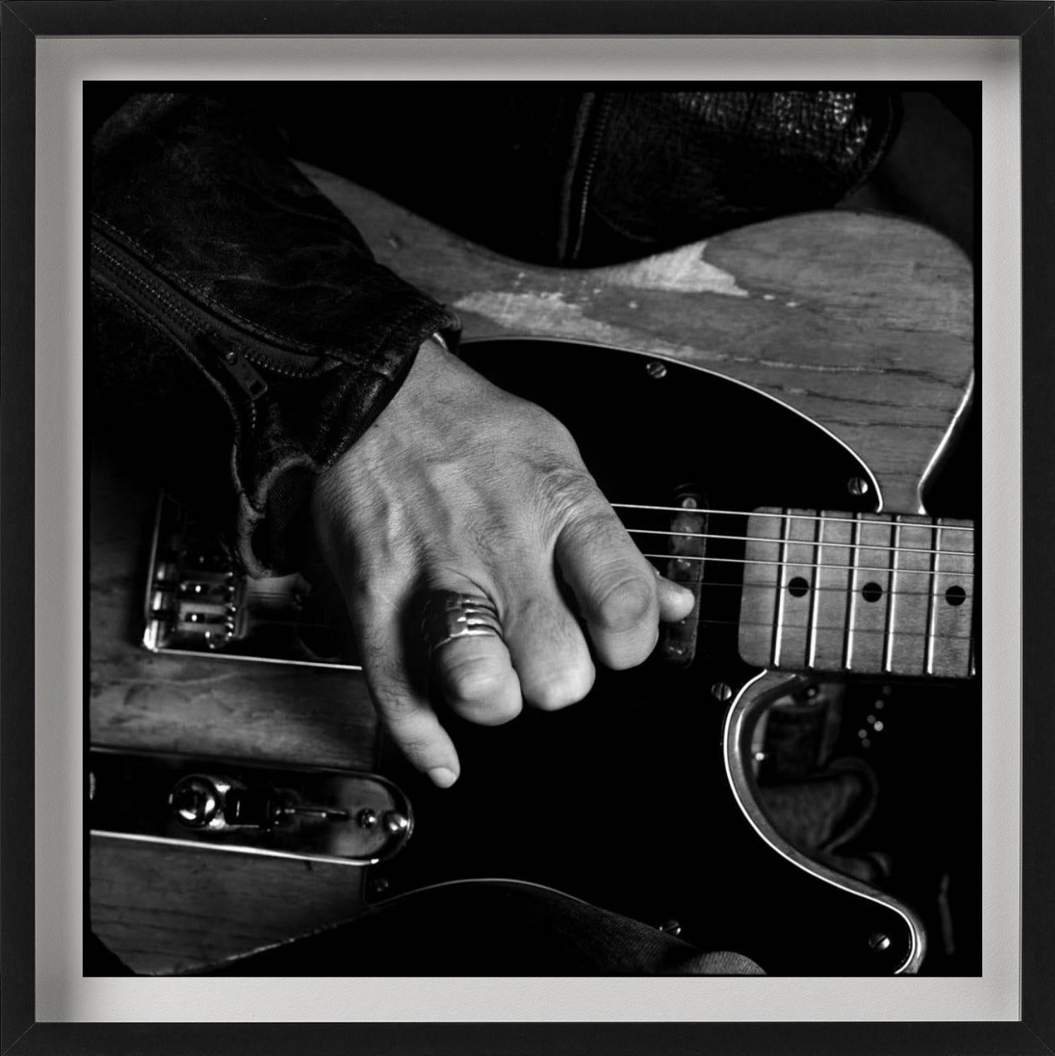 Bruce Up&Up, gros plan, photographie d'art, 1991 - Noir Figurative Photograph par Timothy White