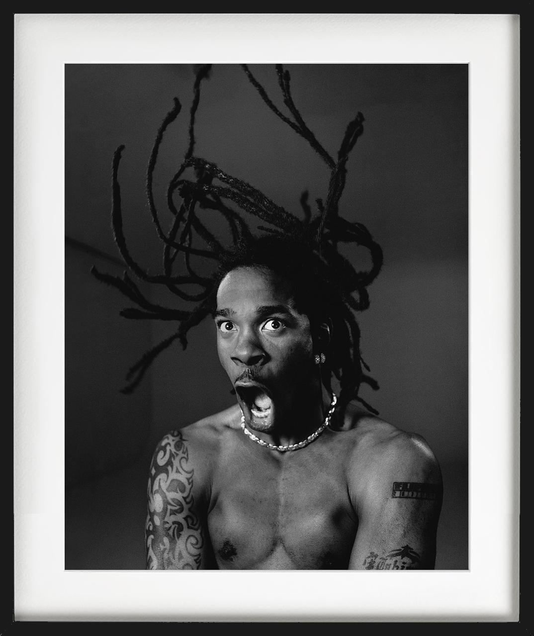 Busta Rhymes, Busta Rhymes in B/N da urlo, Fine Art Photography, 1997 - Figurative Photograph Nero di Timothy White