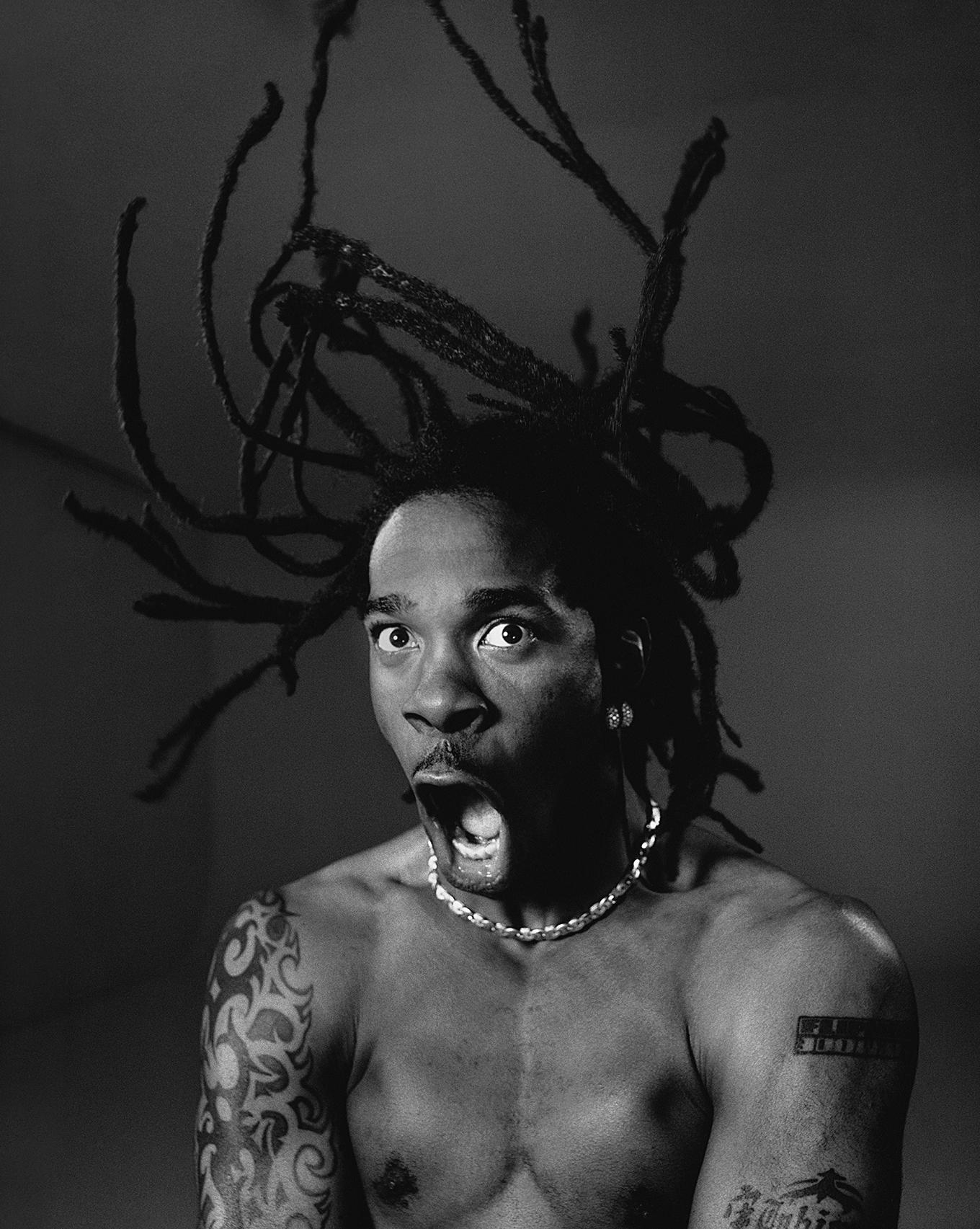 Figurative Photograph di Timothy White - Busta Rhymes, Busta Rhymes in B/N da urlo, Fine Art Photography, 1997