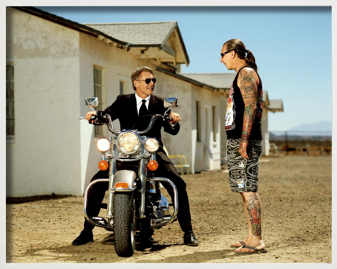 Harrison Ford - Moto parlant à un homme tatoué, Fine Art Photography en vente 7