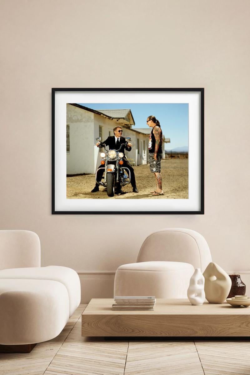 Harrison Ford - Moto parlant à un homme tatoué, Fine Art Photography - Marron Figurative Photograph par Timothy White