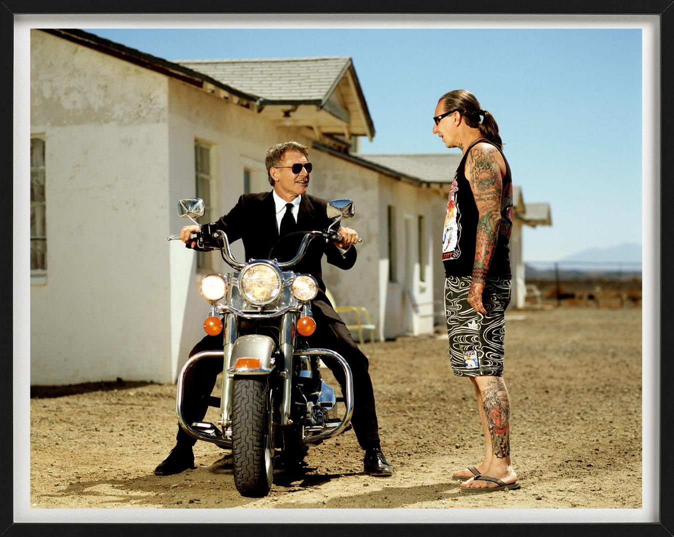 Harrison Ford - Moto parlant à un homme tatoué, Fine Art Photography en vente 1