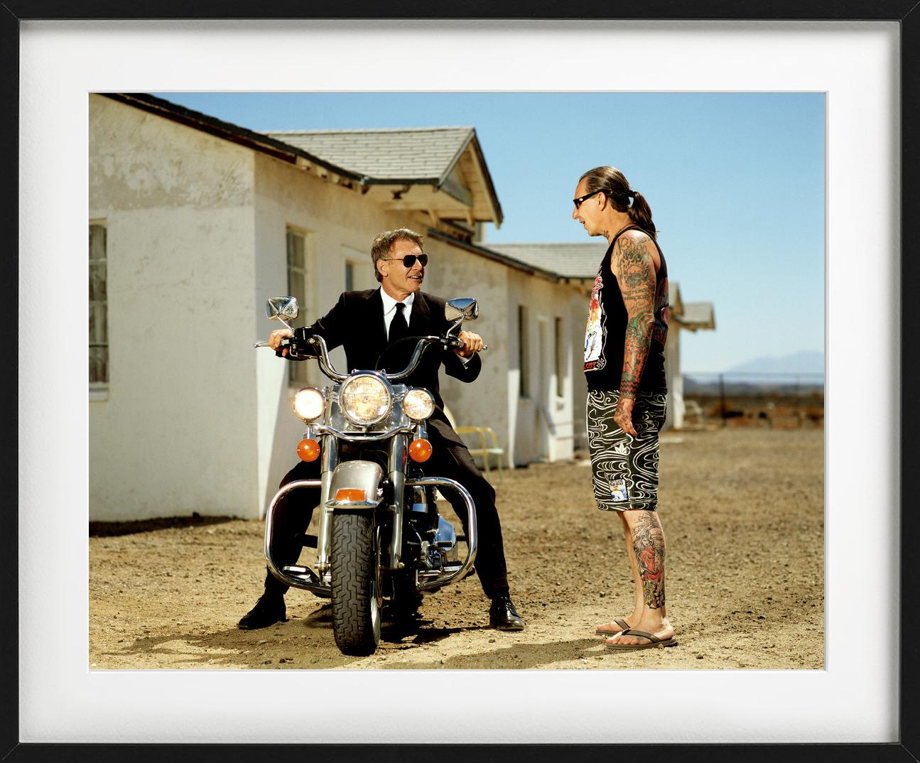 Harrison Ford - Moto parlant à un homme tatoué, Fine Art Photography en vente 2