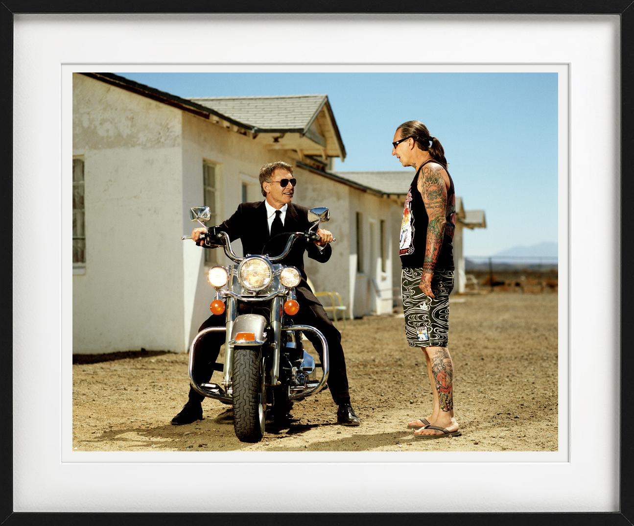 Harrison Ford - Moto parlant à un homme tatoué, Fine Art Photography en vente 3