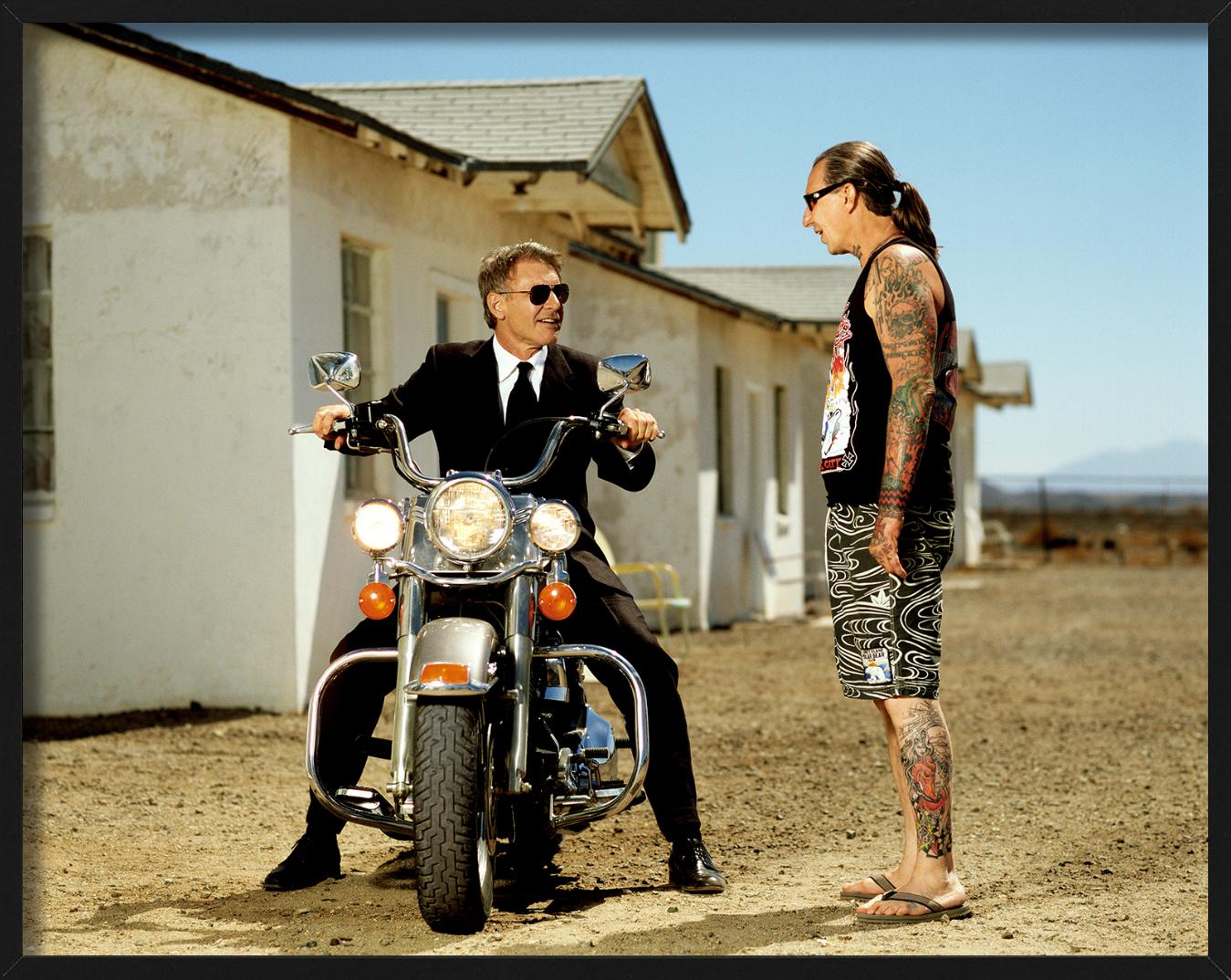 Harrison Ford - Moto parlant à un homme tatoué, Fine Art Photography en vente 4