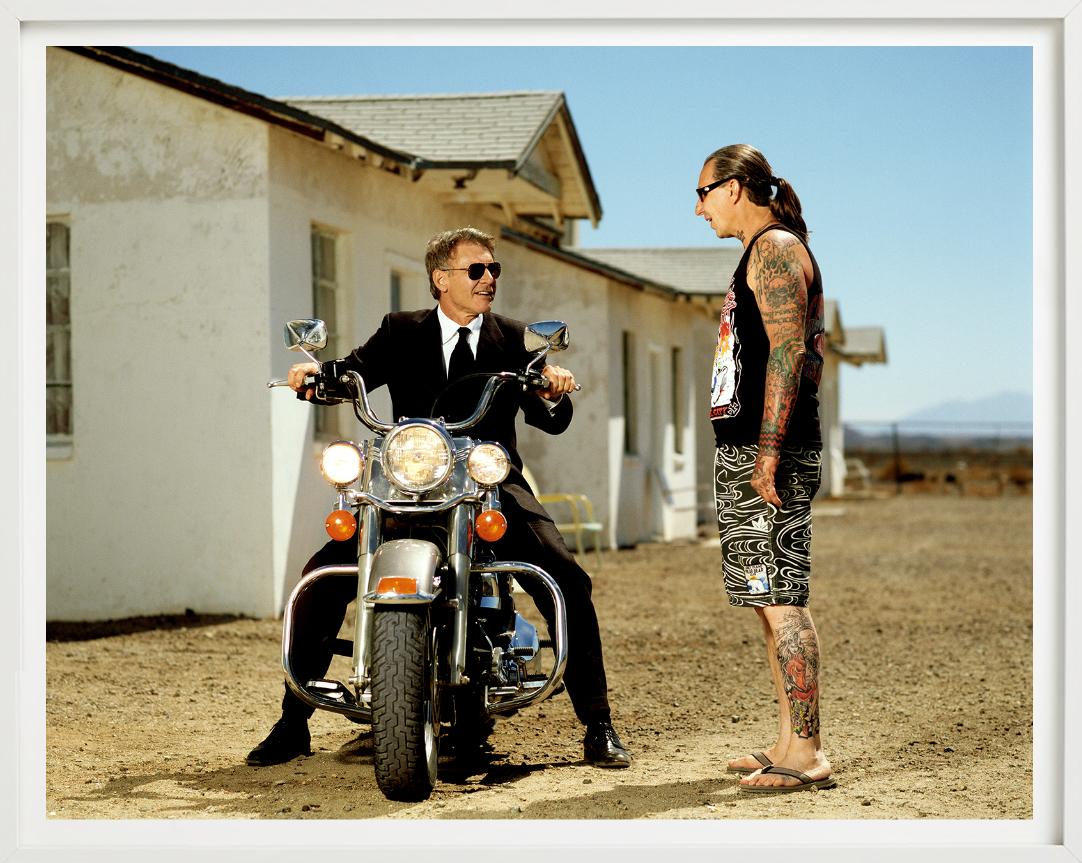 Harrison Ford - Moto parlant à un homme tatoué, Fine Art Photography en vente 5