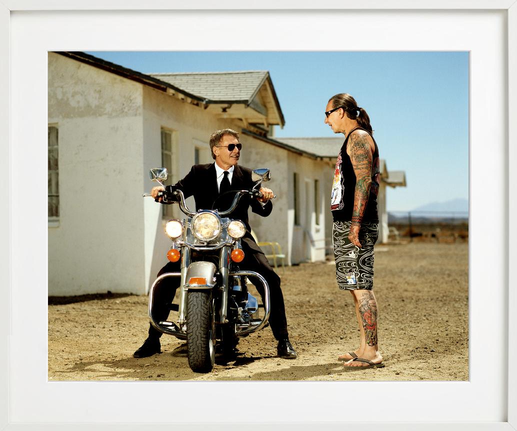 Harrison Ford - Moto parlant à un homme tatoué, Fine Art Photography en vente 6